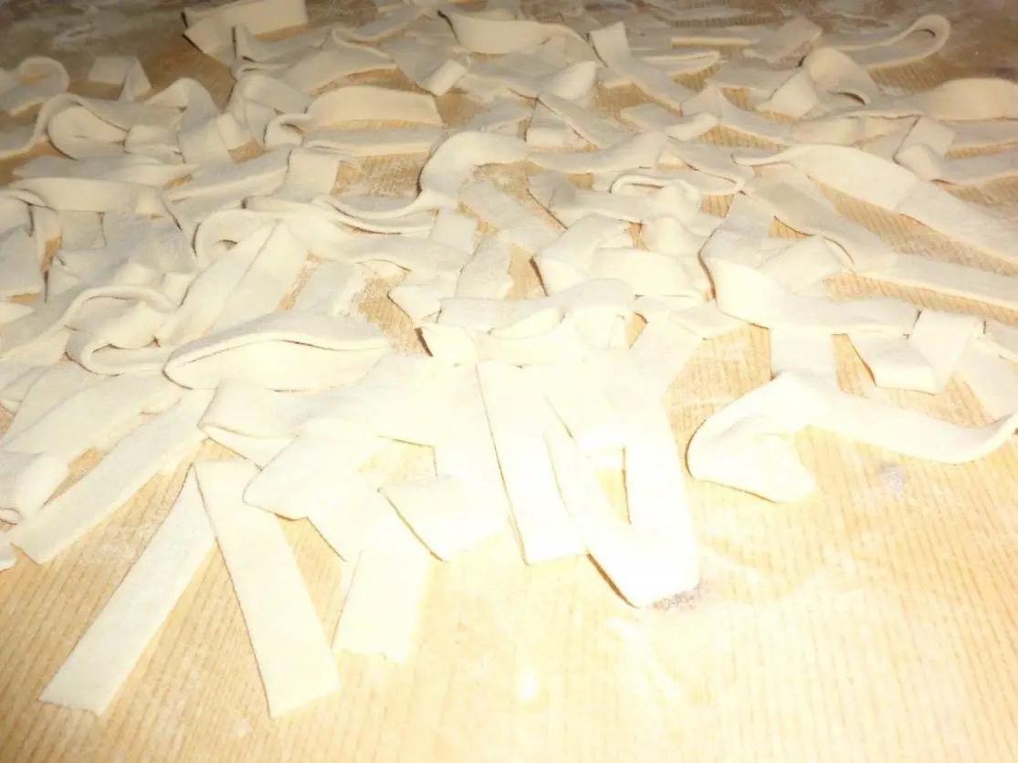 La cucina del ristorante La Briglia — preparazione piatti freschi