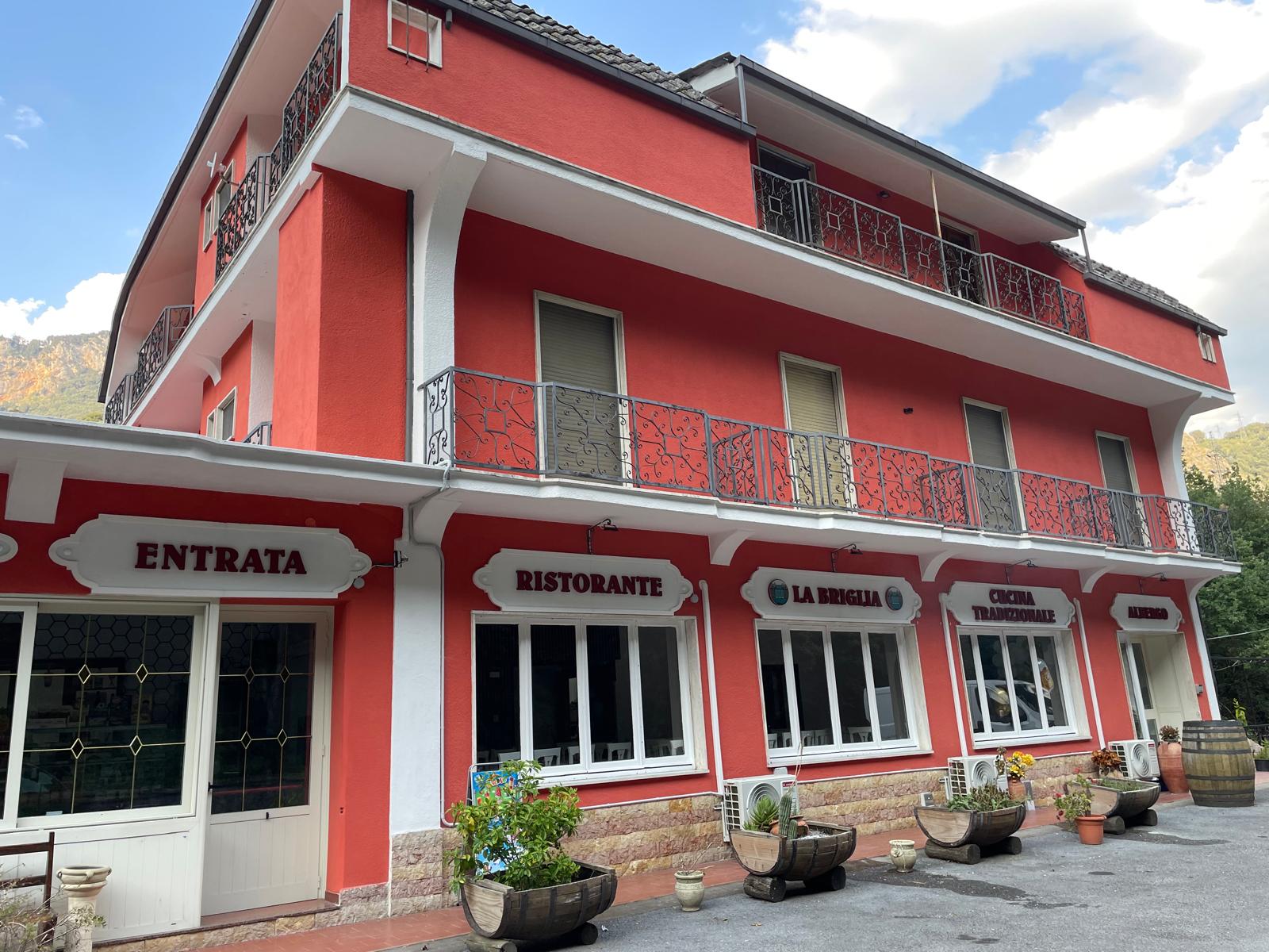 Esterno ristorante La Briglia sulla SS 585 a Trecchina